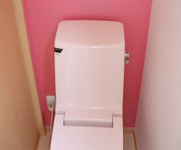 【2階トイレ】2階のトイレは、遊び心のあるピンクの壁紙に。