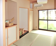 【和室】伝統的な和室です。
畳は、『部屋の湿度を自然に調整して快適な空間にしてくれる』という調湿効果があります。