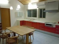 キッチン
キッチン天井は、勾配天井です。また、赤のキッチンはとても映えます。