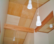 【天井】天井もおしゃれに仕上げました。勾配天井は、天井が高くなることにより、開放感がでます。
空間が広くなった分、部屋の明るさを確保するために、照明の形や位置、設置する場所にこだわりました。
