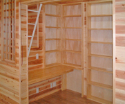 【手造り収納】ロフトの下は手造り収納スペースにしました。本や趣味のコレクションなど、『見せる収納』ができます。