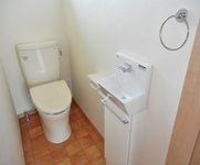 【トイレ】清潔感あふれる白を基調としたトイレです。便利な小さな手洗いも設置しました。
