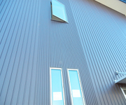 【外壁】スリッドのような縦長の窓は、採光や換気だけでなく、外観のアクセントにもなっています。
