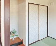 【和室】伝統的な床の間がある和室です。
押入の襖の模様がモダンで、シンプルながらアクセントになっています。