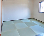 【和室】畳を市松敷きにした和室。
落ち着きがありながらも、モダンな印象です。
畳は繊維がスポンジのようになっており断熱性・保温性に優れ、湿気を吸収してくれます。また、畳には空気が多く含まれています。空気の層は音を吸収する作用があるので防音効果もあります。