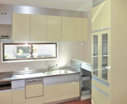 【キッチン】小窓があるので、匂いがこもりがちなキッチンも十分に換気ができます。
上部や側面に収納スペースを多く設けました。