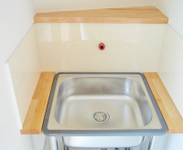 【洗い場】洗い場を設置。シンク廻りには、水が飛び跳ねても良いようにキッチンパネルを施工しました。