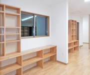 【事務所内　棚設置】使い勝手の良い造り付けの棚を設置。壁面いっぱいなので、大切な書類もしっかりたっぷり保管できますね。