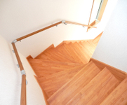 【階段】玄関ホールから階段が続きます。手すりもついて安全です。